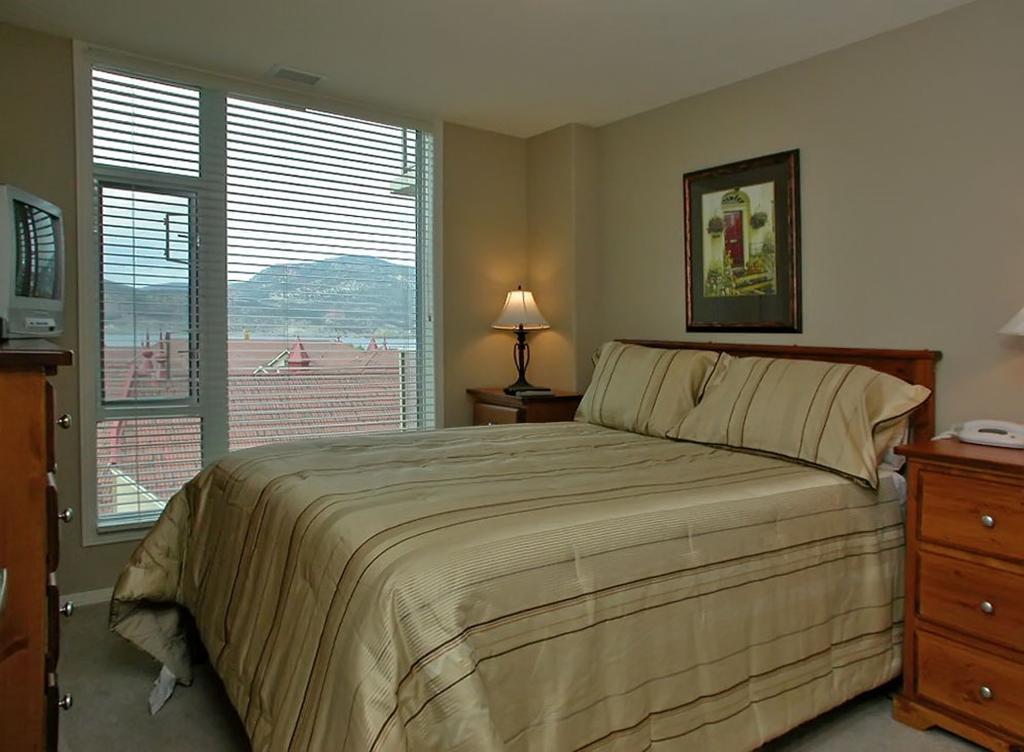 Sunset Waterfront Resort By Kelownacondorentals المظهر الخارجي الصورة