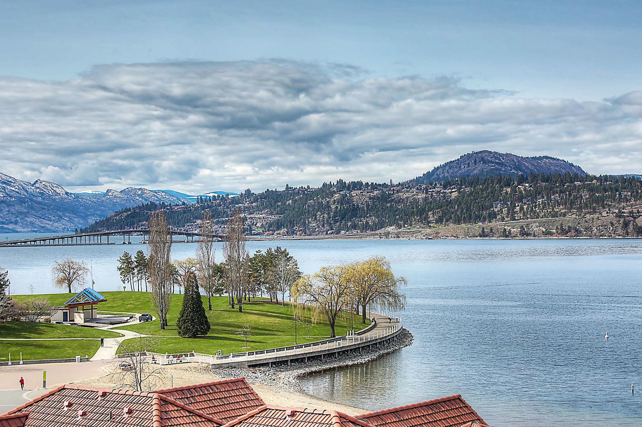 Sunset Waterfront Resort By Kelownacondorentals المظهر الخارجي الصورة